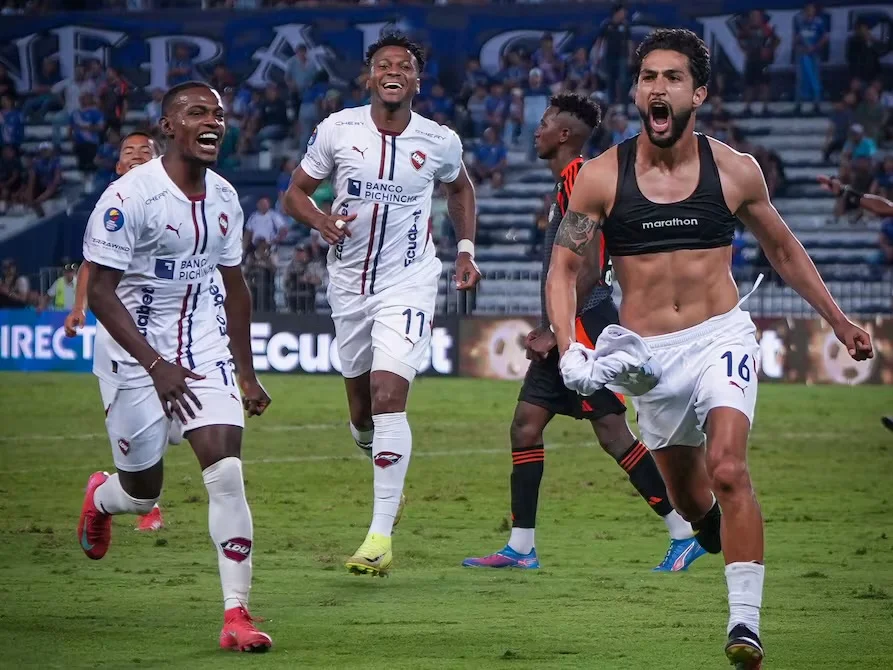 img of ¡REMONTADA DE INFARTO EN EL CAPWELL: Liga de Quito le da vuelta a Emelec con 10 hombres