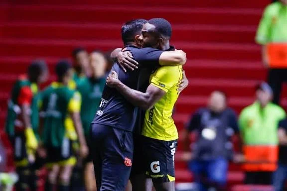 ¡A lo Barcelona! Golazo de Quiñónez y definición desde los 12 pasos: el Ídolo clasifica en Buenos Aires