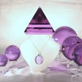 Paarse piramide met bollen op een lichte ondergrond