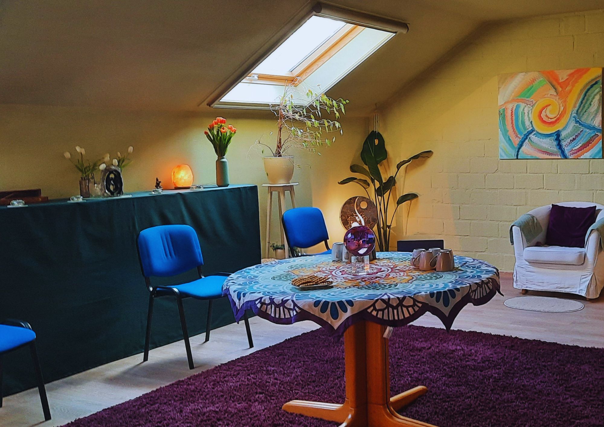 Meditatieruimte met stoelen in een kring onder een dakraam