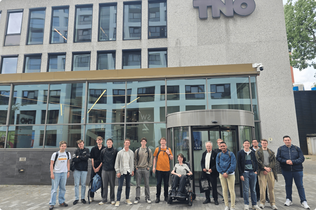 Quantum workshop group visiting the quantum computer at TNO