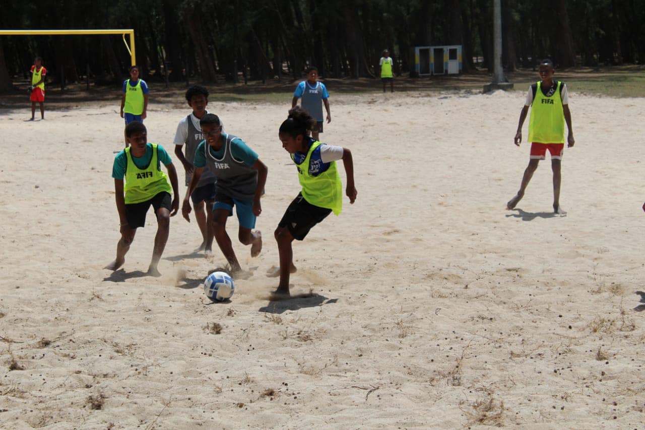 Activités sportives des élèves dans la cour