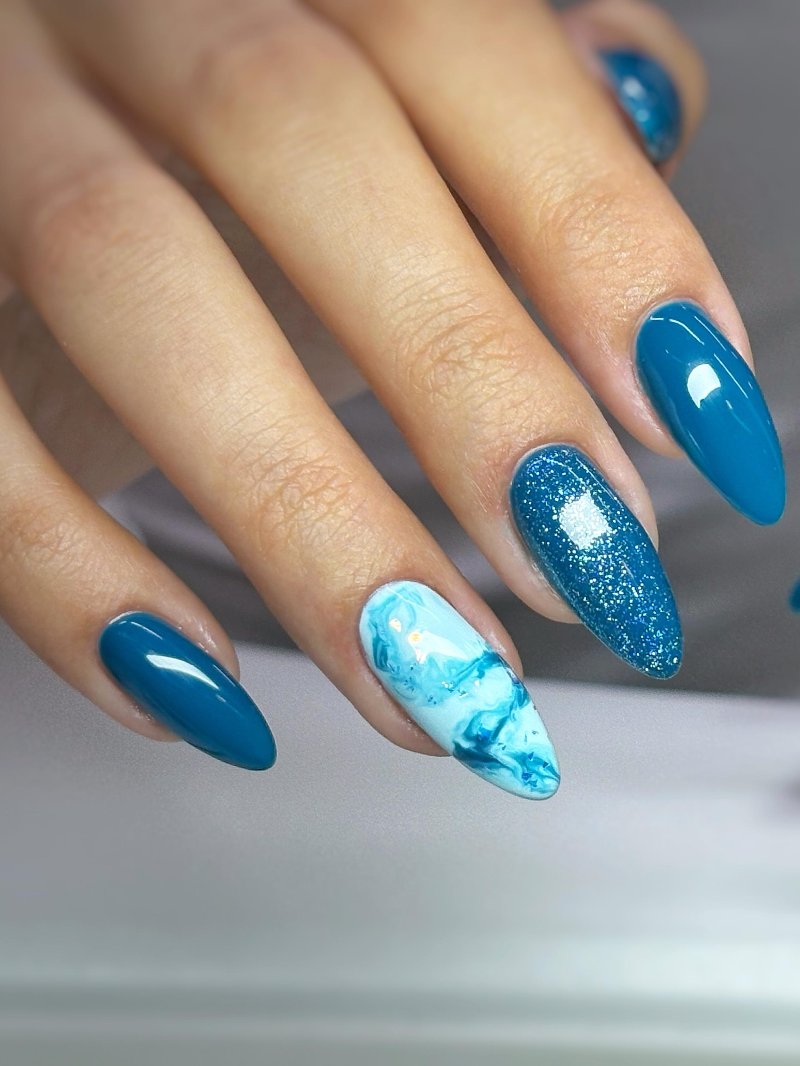 Blaue Mandel-Nägel mit Glitzer und Marmor-Effekt