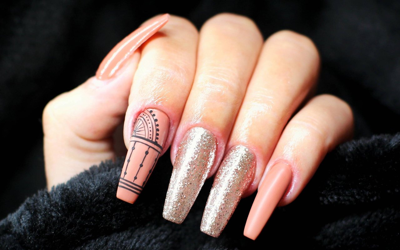 Nude Ballerina-Nägel mit Gold-Glitzer und Ornament