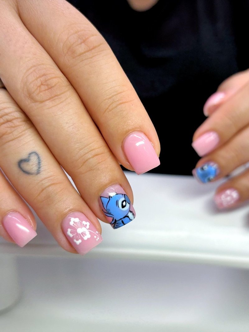 Rosa Nägel mit handgemalter Nail Art und Blüte