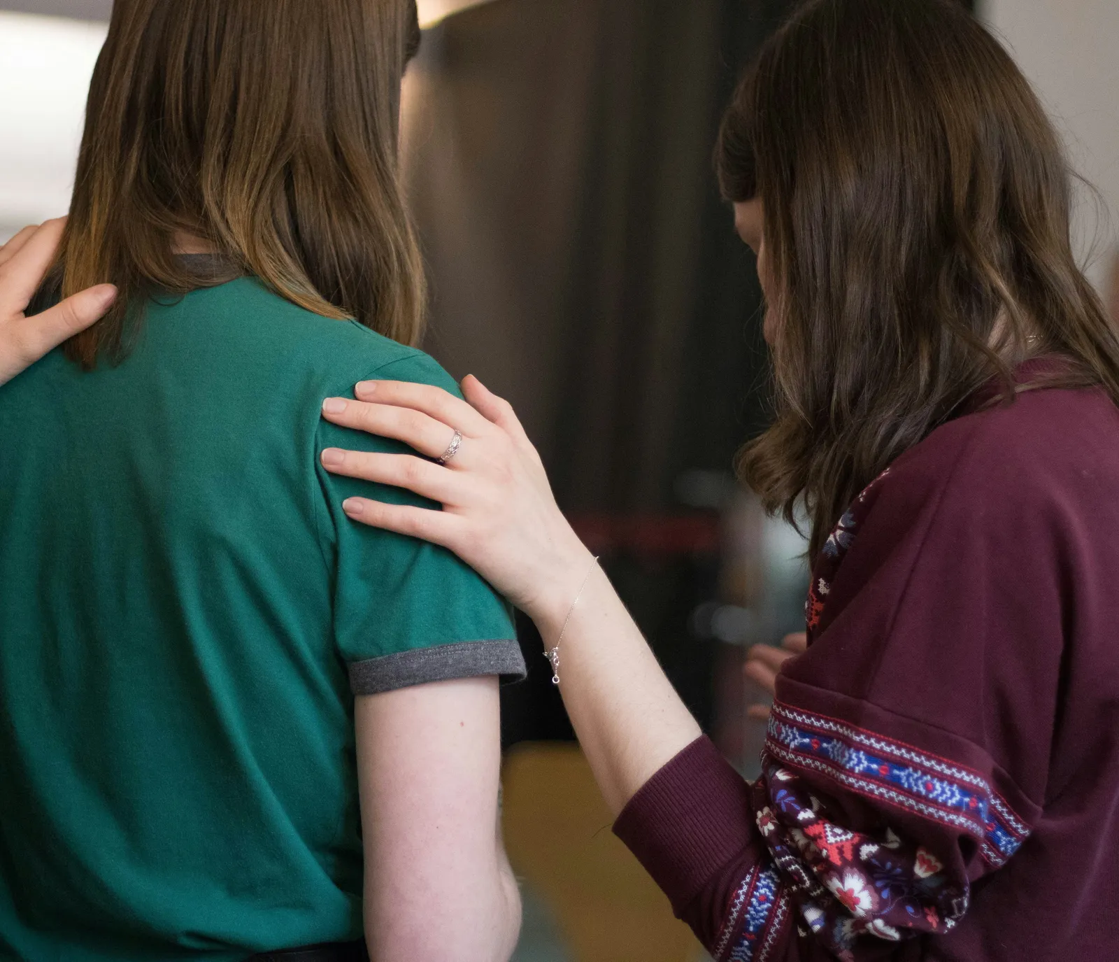 Hand auf der Schulter als Geste der Unterstützung