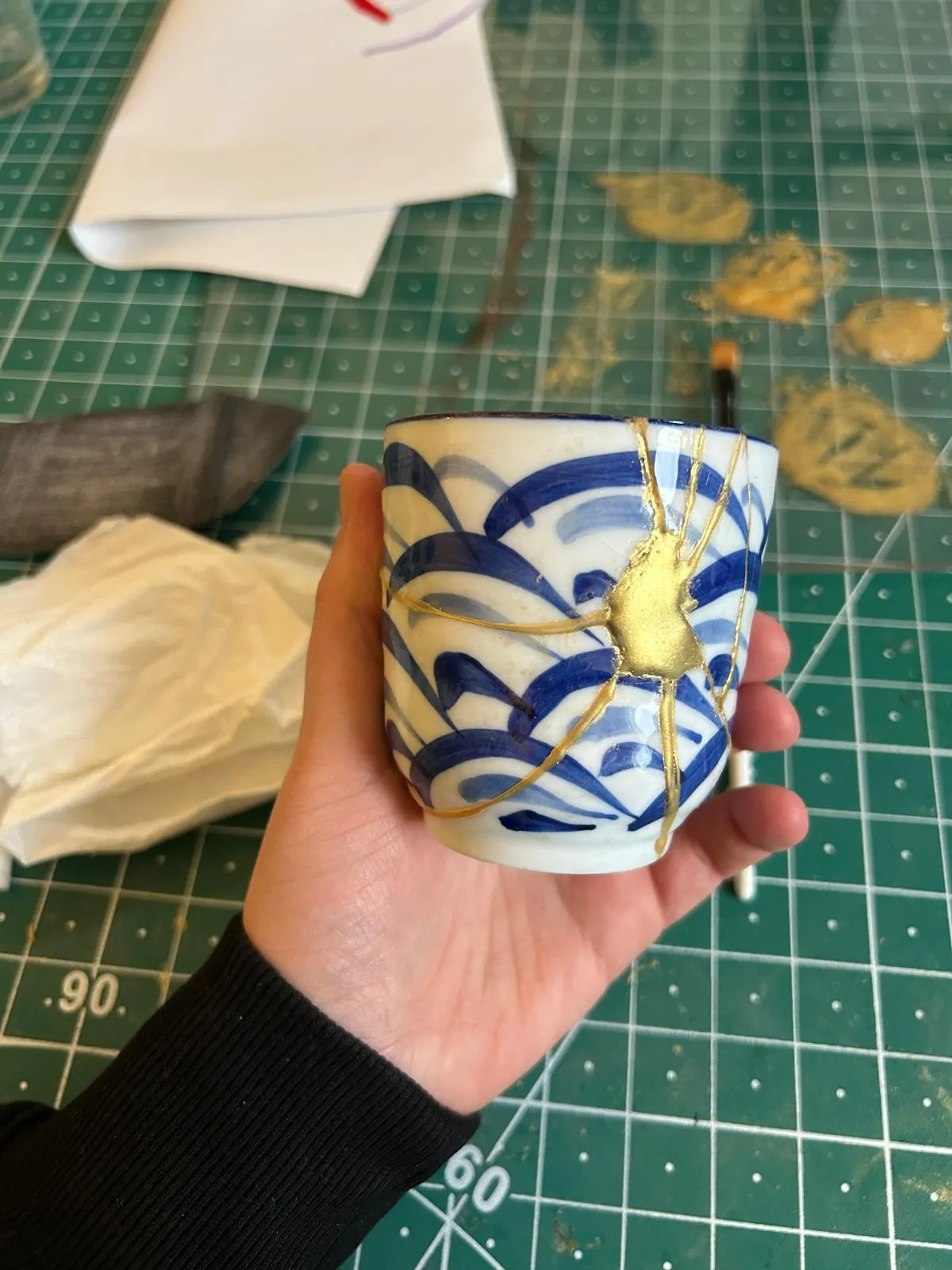 Kintsugi, eine mit Gold reparierte Tasse als Sinnbild für heilsame Brüche