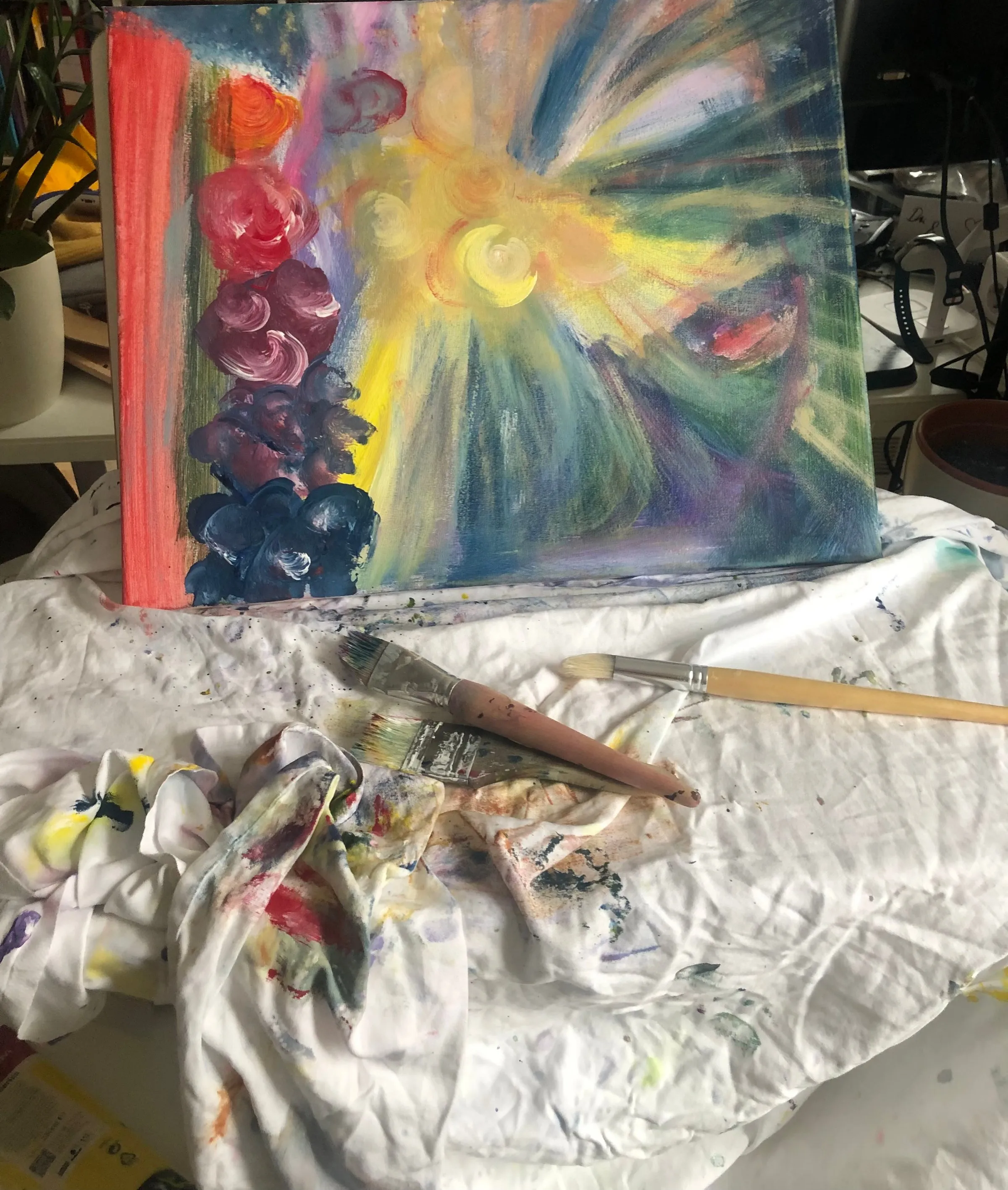 Abstraktes Gemälde mit Pinseln aus einem Kreativworkshop