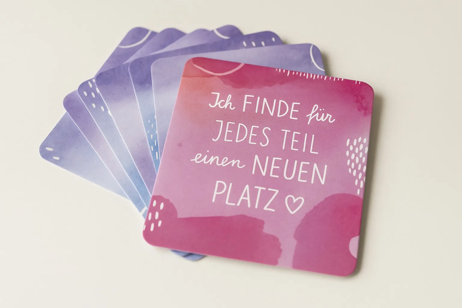 Fächer aus Trauer-Affirmationskarten mit dem Spruch „Ich finde für jedes Teil einen neuen Platz“