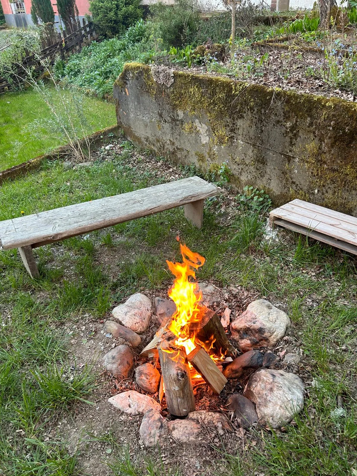 Lagerfeuer am Tag im Garten des Seminarhauses