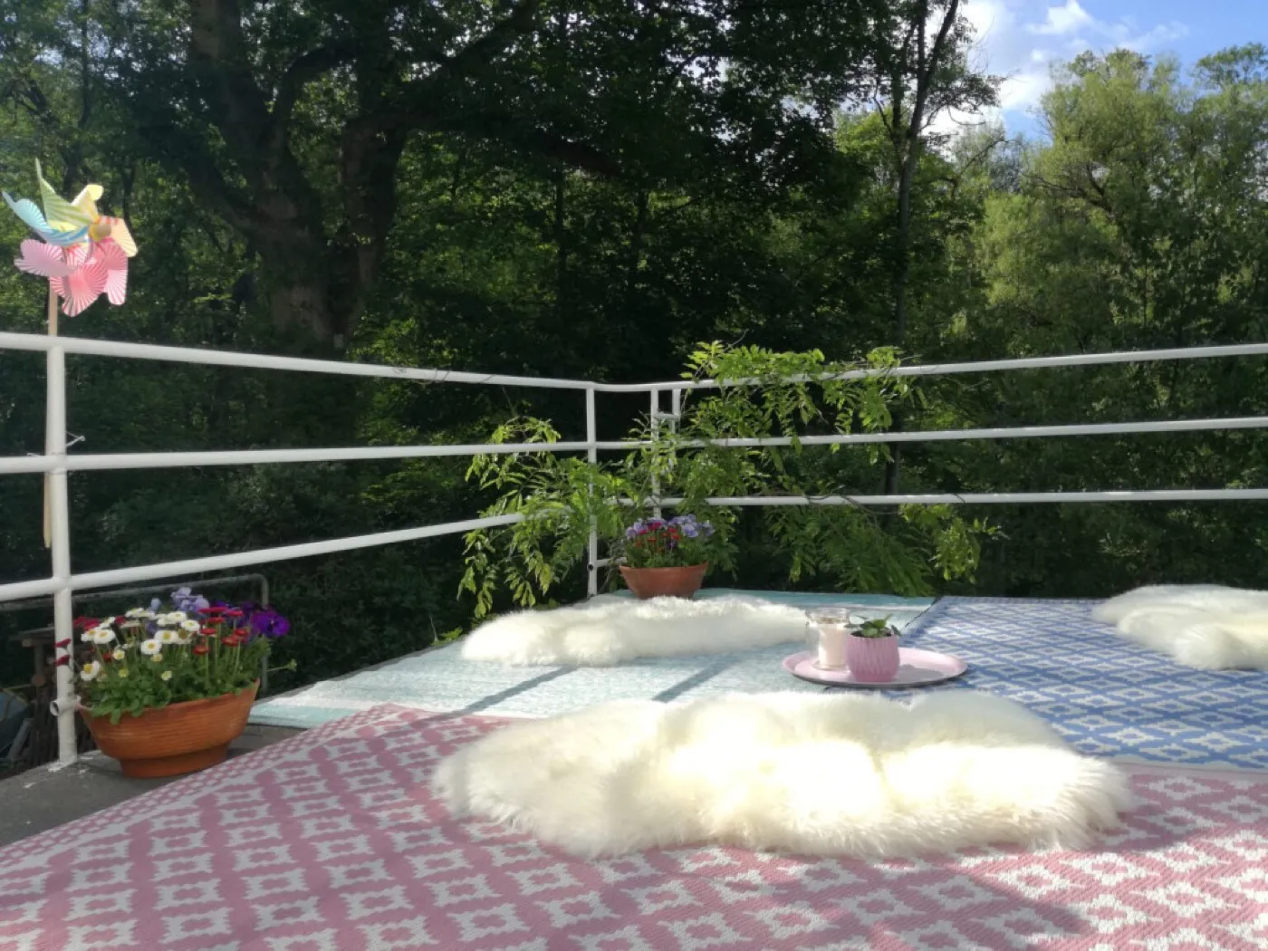 Terrasse am Seminarhaus Ruwertal mit Sitzplätzen im Grünen
