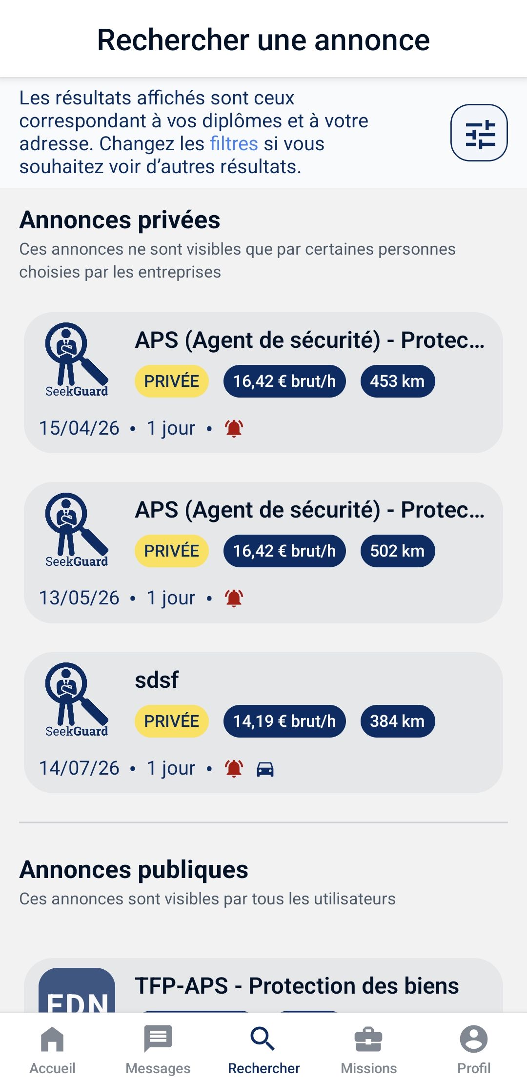 Écran de l'application (onglet Recherche ou Notifications) mettant en évidence une invitation ou une annonce avec un badge privée