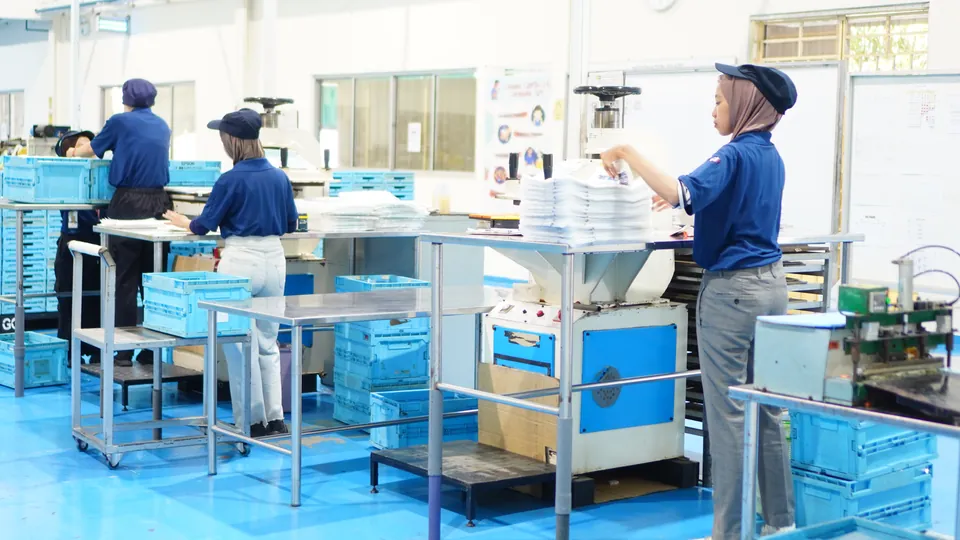 Clean plastic material production floor with epoxy coating at Batam facility