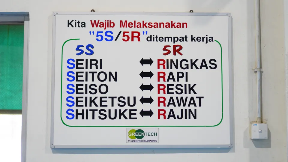 Operator monitoring PP packaging roll production line at Greentech Globalindo Batam factory