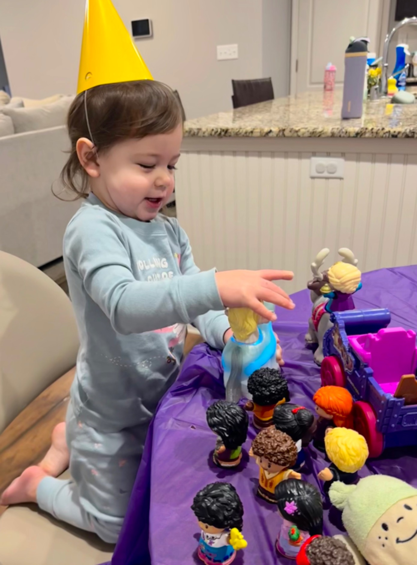 After preparing all her toys, we sang “Happy Birthday”,