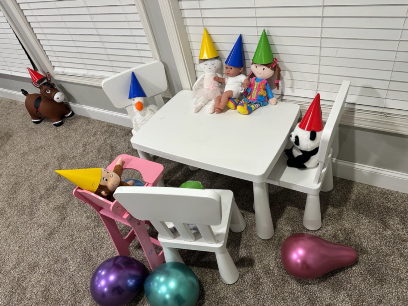 After preparing all her toys, we sang “Happy Birthday”,