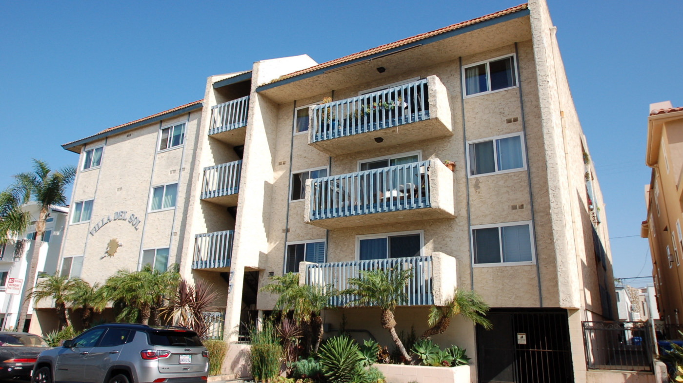 15th Street Condominiums, a three-story building over parking in Hermosa Beach