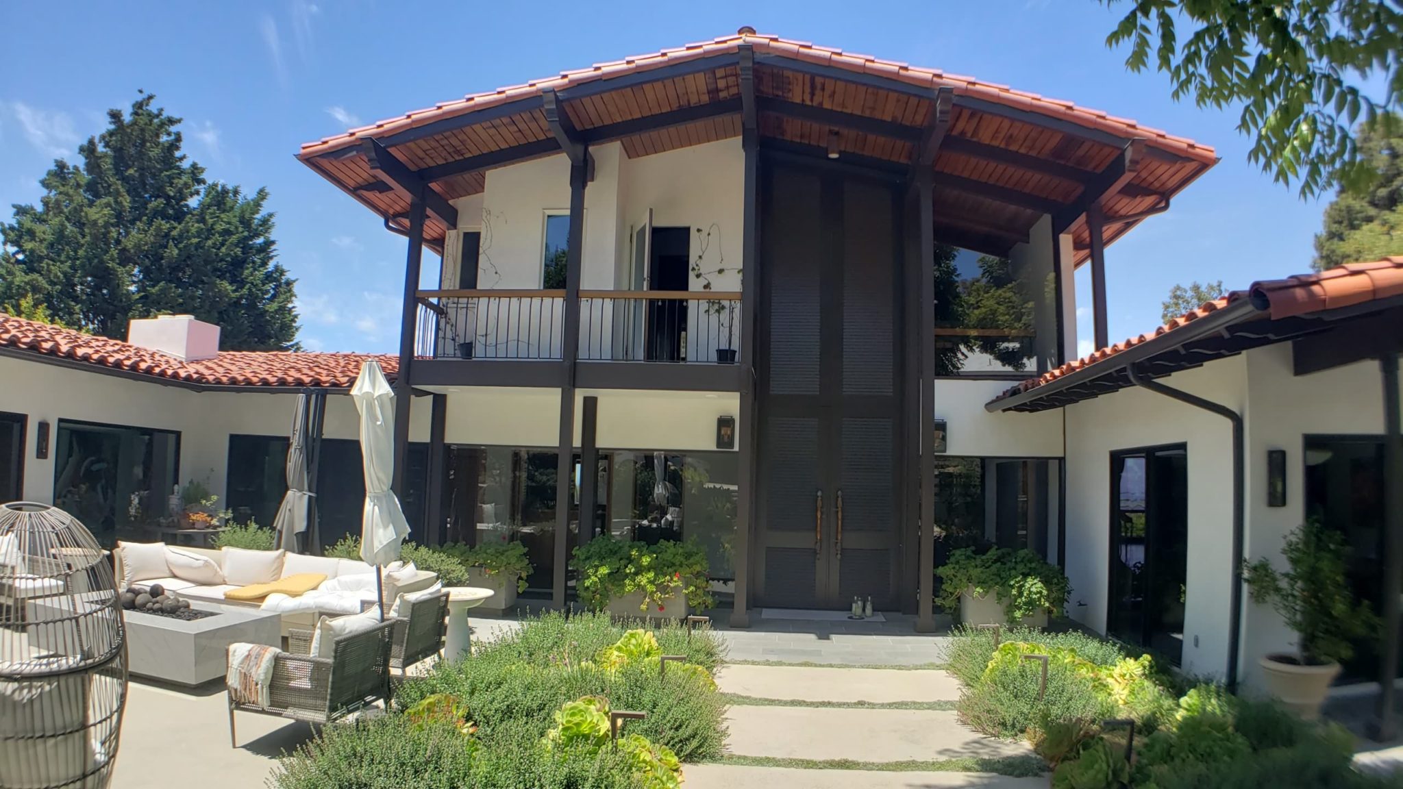 Via Campesina, a two-story home with a basement