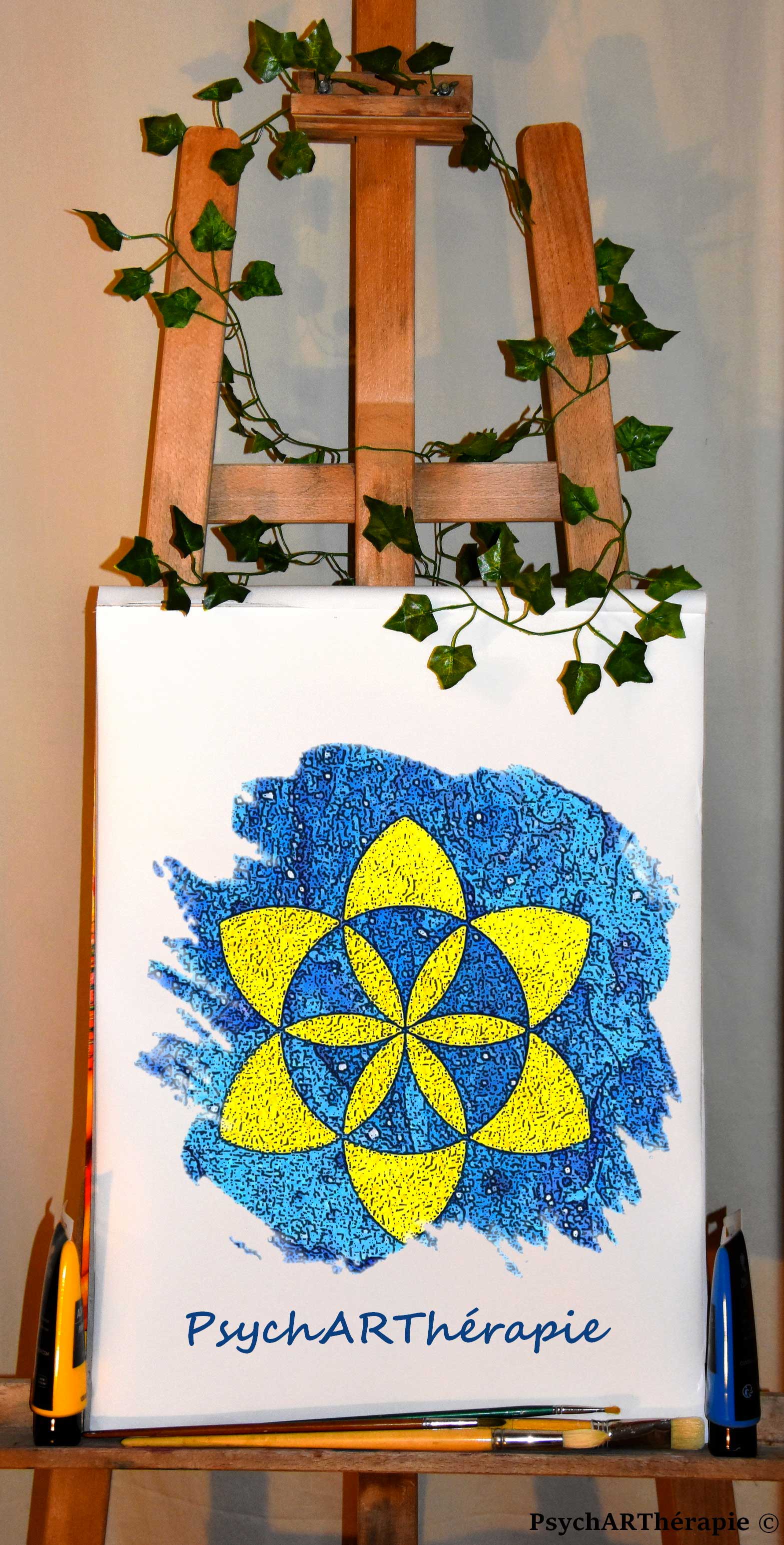 Chevalet avec une peinture.