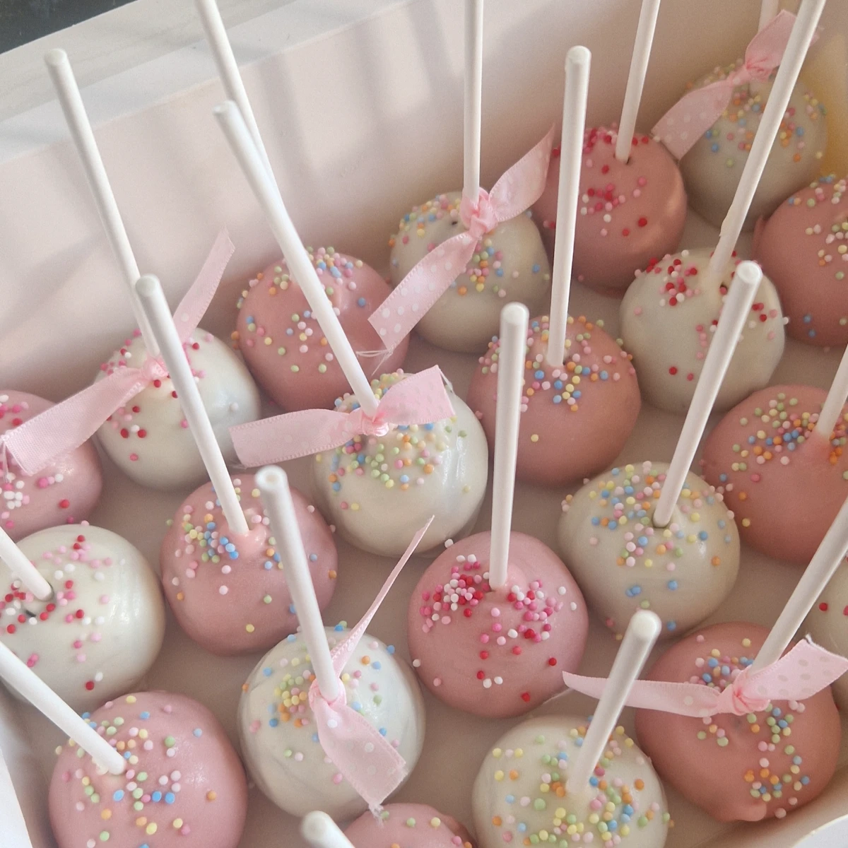 Cake pops décorés de chocolat et vermicelles