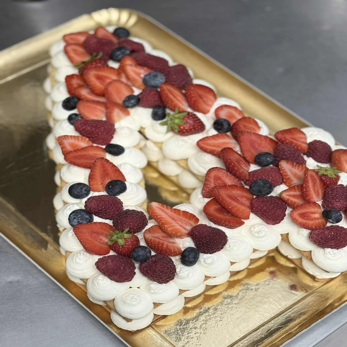 Number cake en forme de 30 décoré de fruits et macarons