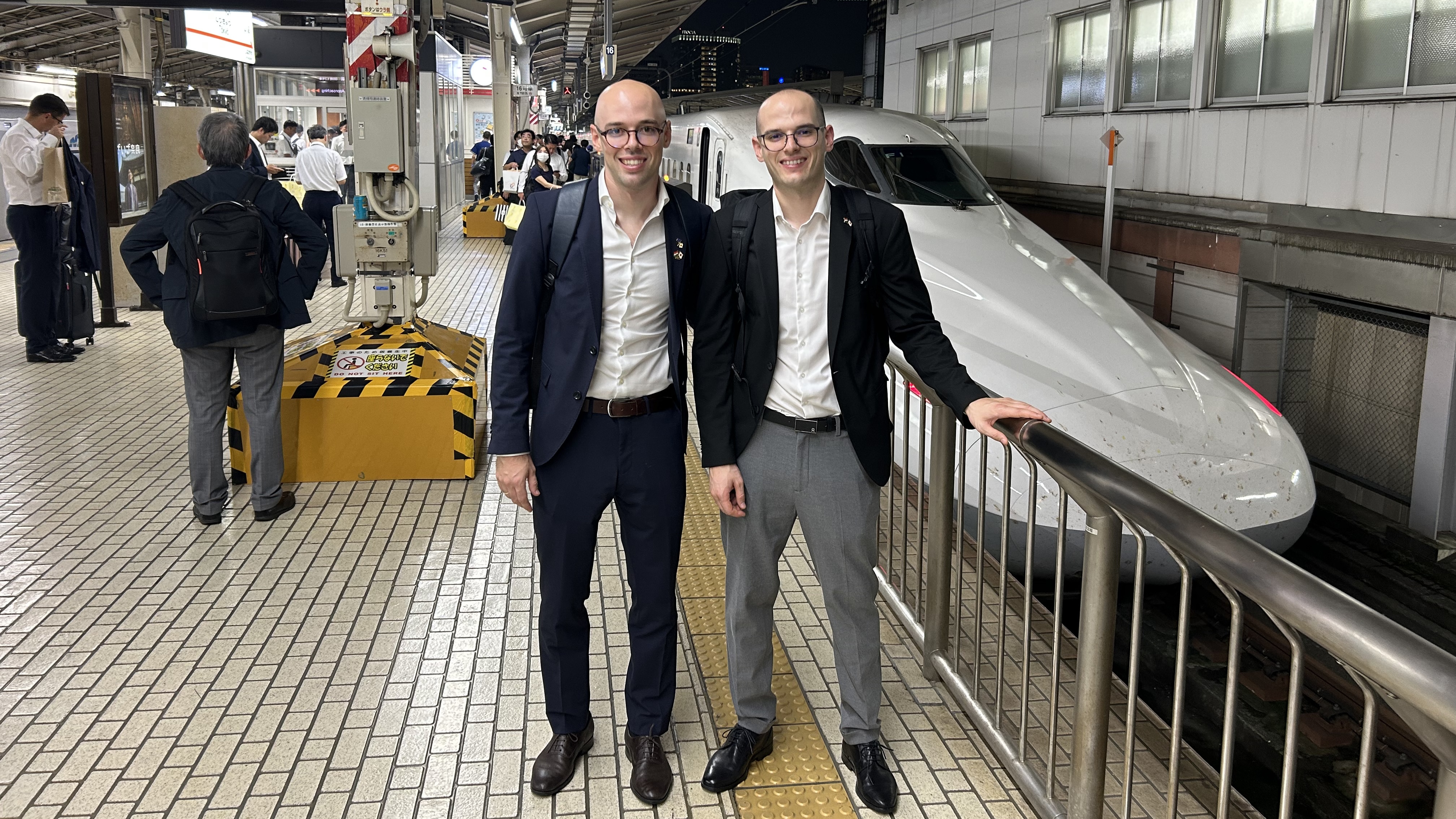 タマシュ・ファゼカシュとダニエル・ファゼカシュ 東京駅 新幹線待合所