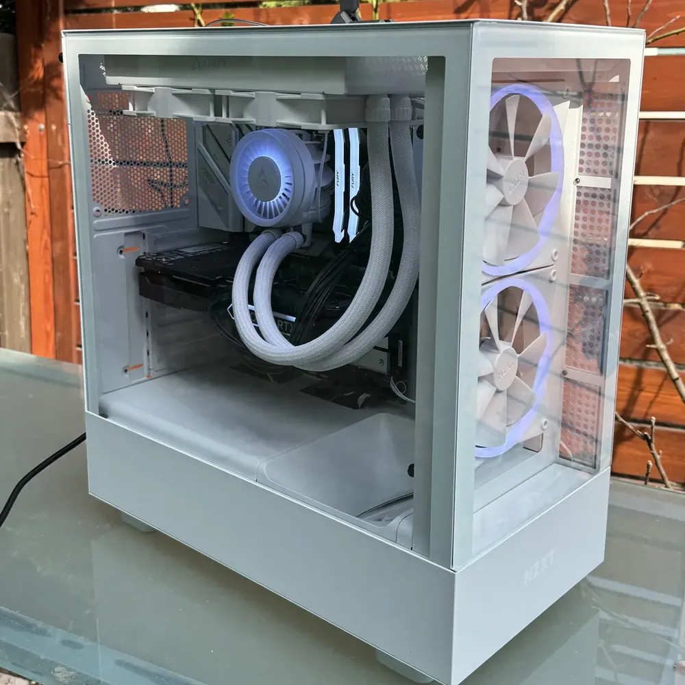 Bílá herní sestava ve skříni NZXT H5 Flow s vodním chlazením, kterou jsem sestavil